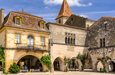 Restaurants place des Cornières à Monpazier